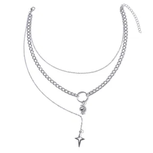 Collana multistrato argento con pendenti a globo e stella su una catena a maglie