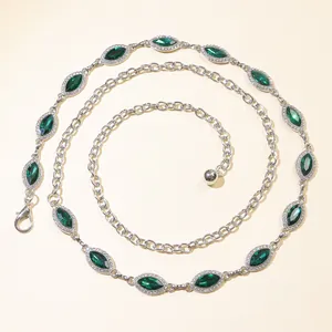 Detalle de cadena de plata para cintura con piedras marquesa verdes y diamantes de imitación