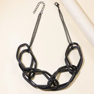 Collana a catena grossa nera stile punk con maglie opache e lucide da donna