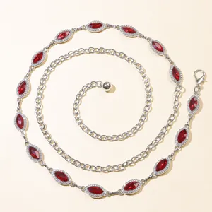Detalle de cadena de cintura plateada con piedras de rubí marquise y brillantes strass