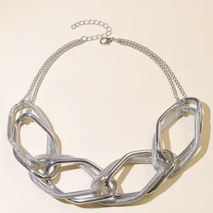 Dettaglio macro della collana a catena d'argento con finiture metalliche lucide e ruvide