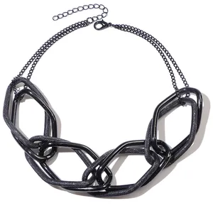 Collana a catena nera esagerata con maglie esagonali opache e lucide stile punk