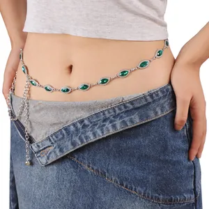 Cadena plateada para la cintura con piedras verdes marquesa en falda vaquera