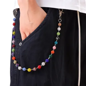Catena per pantaloni con sfere di strass arcobaleno e moschettoni in argento su jeans