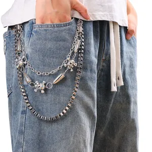 Chaîne de pantalon argentée à trois couches avec pendentifs tête de mort et balles