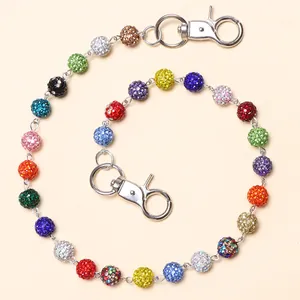 Catena per pantaloni con strass multicolore e moschettoni in argento su fondo neutro