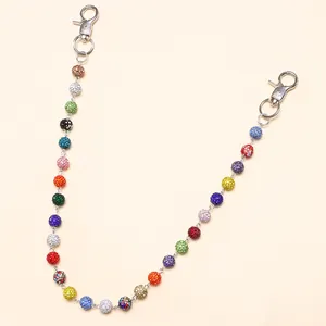 Dettaglio macro di perle di strass multicolori con chiusure a moschettone sulla catena