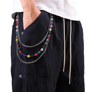 Detalle de la cadena de pantalones hip-hop multicapa con bolas de cristal de strass de colores