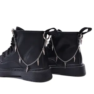 Schwarze Punk-Stiefeletten zum Schnüren mit silbernen Ketten und Spike-Anhängern