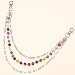 Detalle de cadena de pantalón triple de plata con bolas de cristal de colores vibrantes
