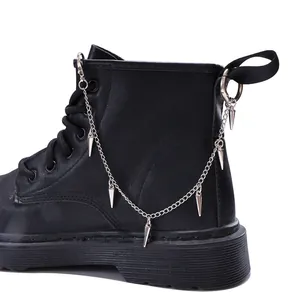 Detailansicht der schwarzen matten Lederstiefel mit silbernen Punk-Spikes und Ketten