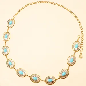 Détail de la chaîne de taille bohème avec pierres turquoise et pendentif rose