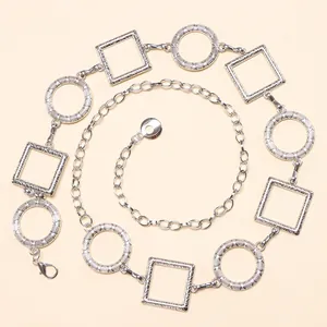 Detail van een zilveren tailleketting met getextureerde ronde en vierkante schakels