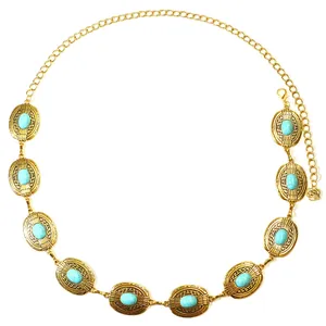 Détail de la chaîne de taille dorée vintage avec pierres turquoise et motifs ethniques
