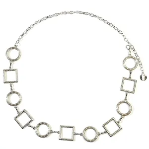 Zilveren dames tailleketting met getextureerde ronde en vierkante metalen schakels