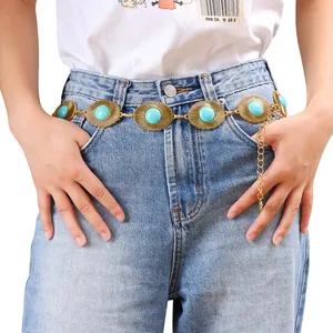 Détail de la chaîne de taille bohème en alliage doré avec pierres turquoise et disques