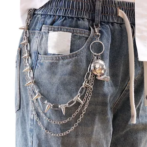 Cadena de pantalones punk multicapa con colgantes de fútbol y pinchos de metal
