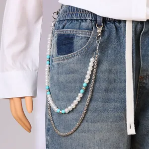 Nahaufnahme einer mehrlagigen Jeans-Kette mit türkisen Perlen und Silbergliedern