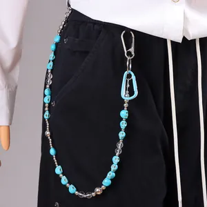 Detail van gotische broekketting met turquoise schedelkralen en zilveren karabijnhaak