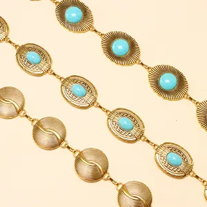 Chaîne de taille bohème dorée avec pierres turquoise et disques métalliques gravés