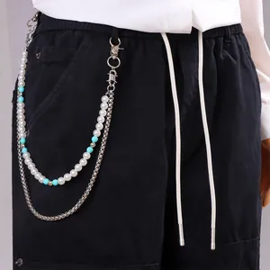 Mehrlagige silberne Hosenkette mit türkisen Perlen und Perlen auf schwarzer Hose