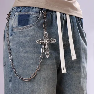 Trendige silberne Hosenkette mit strassbesetztem Kreuzanhänger an einer Jeans