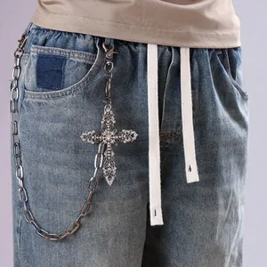 Detailaufnahme der Punk-Hosenkette mit Strass-besetztem Kreuzanhänger in Silber