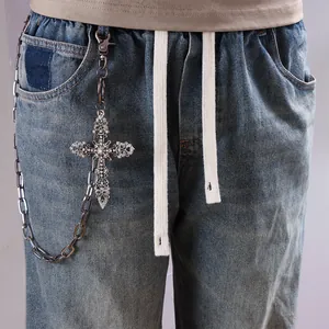 Detailansicht einer Punk-Hosenkette mit einem funkelnden, strassbesetzten Kreuzanhänger