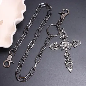 Hosenkette im Gothic-Stil mit Kristall-Kreuzanhänger und Totenkopf-Details