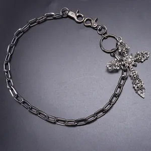 Detailansicht der gunmetal Kette mit einem funkelnden Strass-Kreuzanhänger