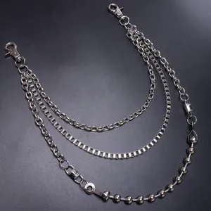 Detail einer dreilagigen Metall-Hosenkette mit robusten Karabinerhaken für Jeans