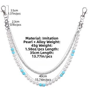 Détail d'une chaîne de jean multicouche avec perles, turquoises et attaches en alliage