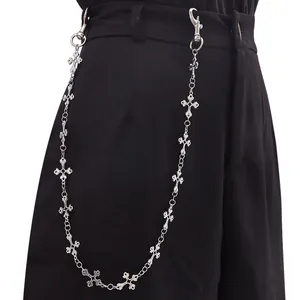 Détail d'une chaîne de pantalon gothique avec croix florales en argent vieilli