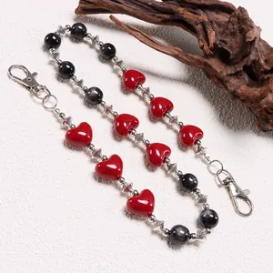 Cadena de pantalón gótica con cuentas de corazón rojo y cierres de metal plata