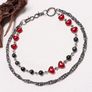 Detalle de cadena gótica para pantalón con corazones rojos y cuentas negras