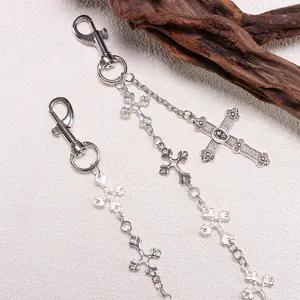 Chaîne de croix gothique argentée vintage avec pendentif crâne et fermoir mousqueton