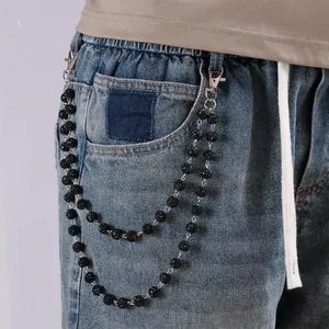Detalle de doble cadena para pantalón con cuentas negras y cierres de langosta plateados