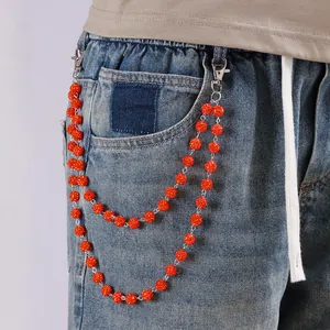 Detalle de cadena doble de esferas de strass naranja brillante con cierres de langosta