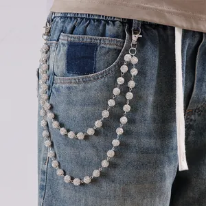 Detalle de cadena de pantalón estilo punk de doble capa con diamantes de imitación brillantes