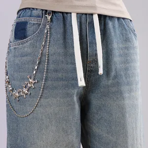 Chaîne de pantalon double en métal avec crânes sur jean bleu clair style punk rétro