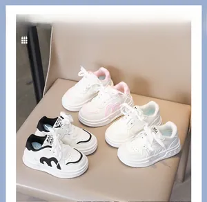 Detailsicht der Kinder-Freizeitschuhe mit rutschfesten Sohlen und weichem Kunstleder