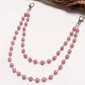 Vista de detalle de cadena de cuentas de cristal rosa con diseño de doble capa y cierres