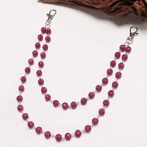 Detalle de cadena de cintura punk de doble capa con esferas de diamantes rosa vibrante