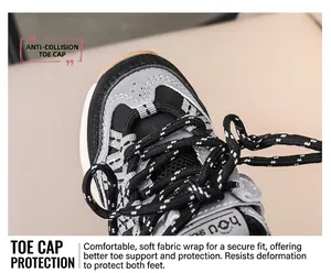 Détail du bout renforcé anti-collision et du tissu en maille des baskets enfant