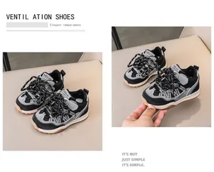 Détail de baskets patchwork respirantes pour enfants avec bout renforcé et semelle antidérapante