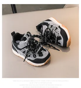 Gros plan détaillé de baskets en cuir pour enfants avec empiècements en mesh respirant