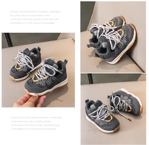 Détails de baskets grises pour enfants avec bordure jaune et semelle antidérapante