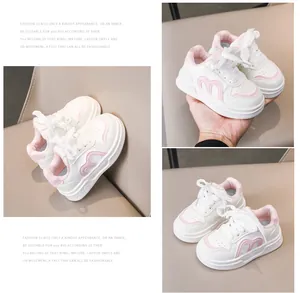 Detailansicht weißer Kinder-Sneaker mit rosa Herzmuster und weicher, rutschfester Sohle