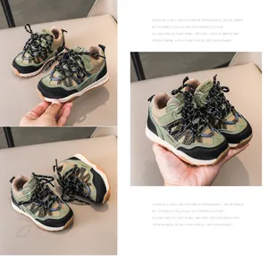 Détails de baskets pour enfants avec patchwork en mesh et cuir et semelles en caoutchouc