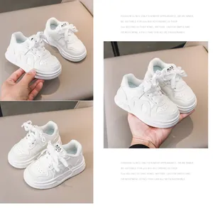 Detailansicht der weißen Kinder-Sneaker mit rutschfester Sohle und Schnürsenkeln